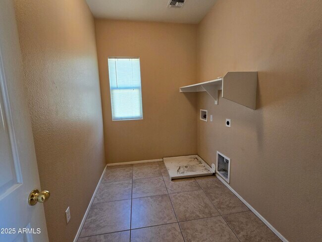 Building Photo - 16036 W Custer Ln