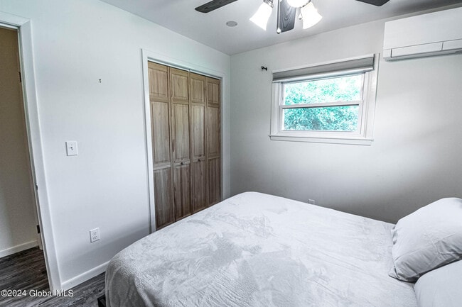 Building Photo - 297 W Circular St