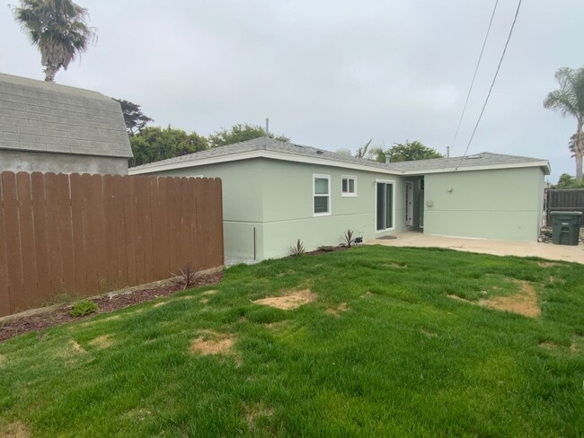 Building Photo - Great Location Close to Schools