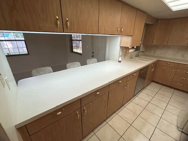 Building Photo - Spacious 3/2/2 in a quiet neighborhood available now!!