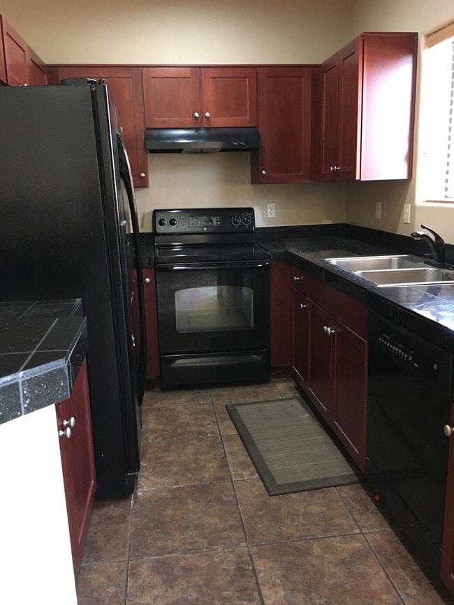 Building Photo - 3 Bedroom Eastside Townhome