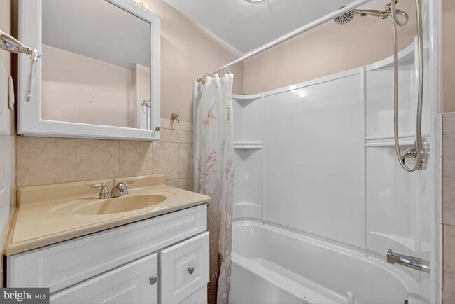 Building Photo - 8402 Holman Ave