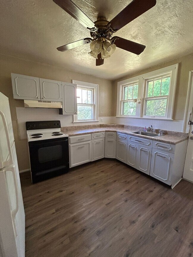 Building Photo - Charming 2-Bedroom Home with Spacious Yard...