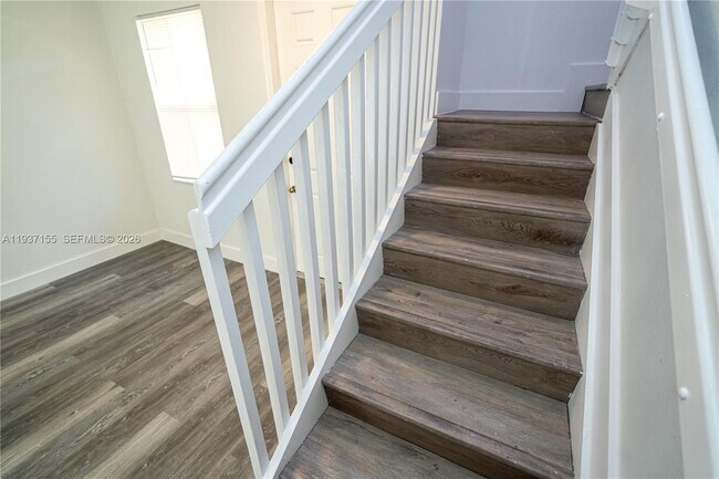 Building Photo - 230 SE 29th Ave