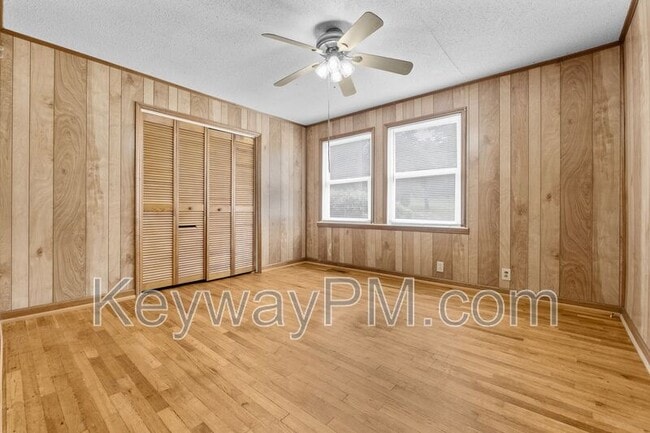 Building Photo - 3137 Lake Forest Dr