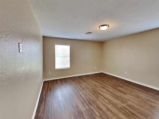 Building Photo - 226 Golden Oak Dr