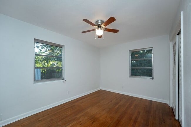 Building Photo - Gorgeous 3/2 Home