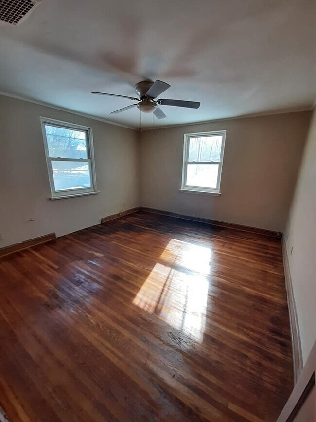 Building Photo - 461 W 3rd St