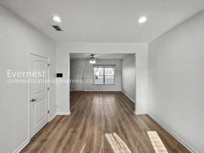 Building Photo - 2 Bed/2.5 Bath Townhome with Fenced Yard / Pet-Friendly / Available Now!