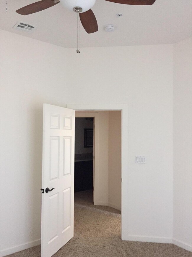 Building Photo - 1502 E Dunlap Ave