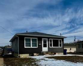 Building Photo - 4 bed/2 bath with 2nd Living room!