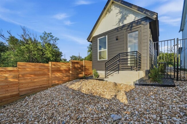 Building Photo - 2212 Yellow Jacket Ln