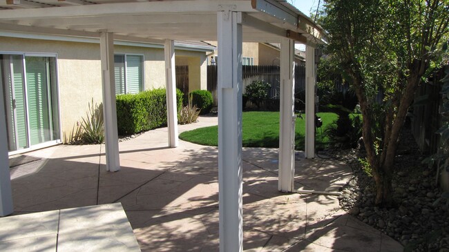 Building Photo - Home in Northwest Bakersfield with Solar