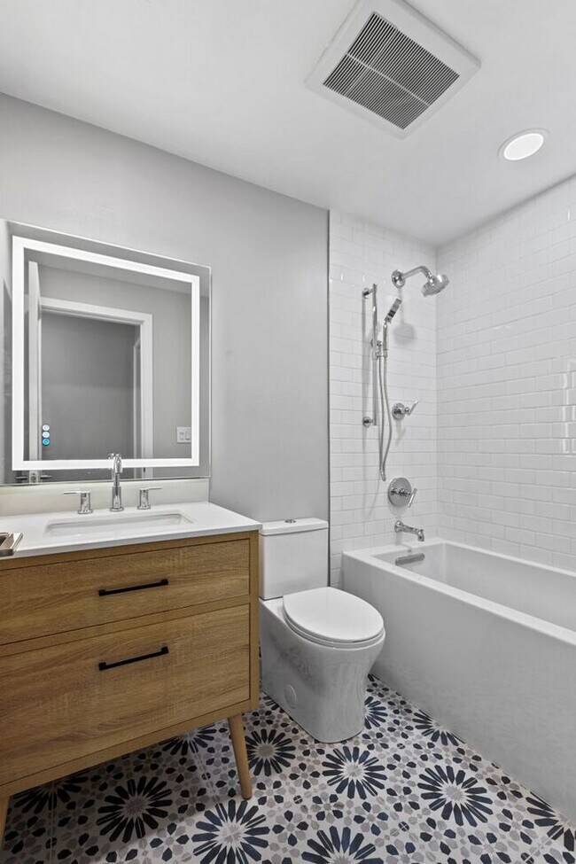 Building Photo - Beautifully Remodeled Top Floor Alki Condo with Views!