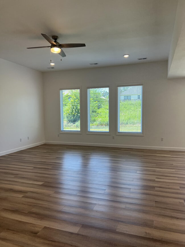 Building Photo - 3713 Swan Ct