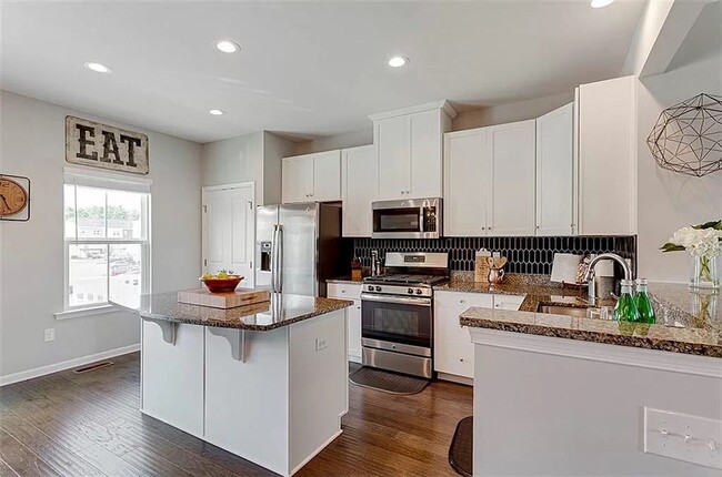 Building Photo - Beautifully Designed Townhome with Modern ...