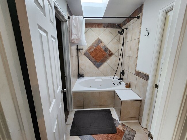 Building Photo - Huge 3 Bed 2 Bath Home With Patio, Deck, a...