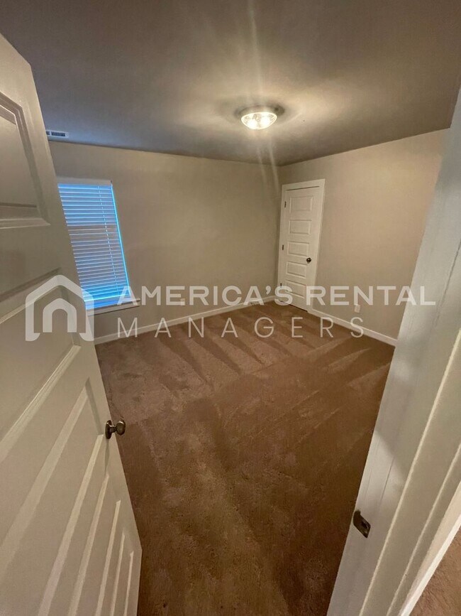 Building Photo - Home for Rent in Weaver, AL!!! Available to View Now!!! Sign a 13-month lease by 5/31/2026 and re...