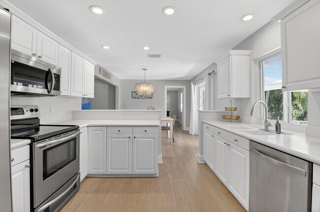 Building Photo - 4690 Palo Verde Dr