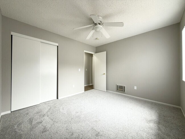 Building Photo - Spacious 2 Bedroom Corner Unit
