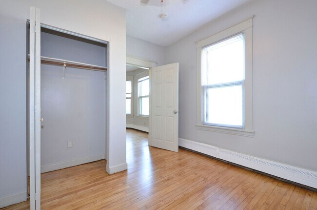 Building Photo - Spacious 3-Bedroom Lower-Level Unit Available Now in West St. Paul!