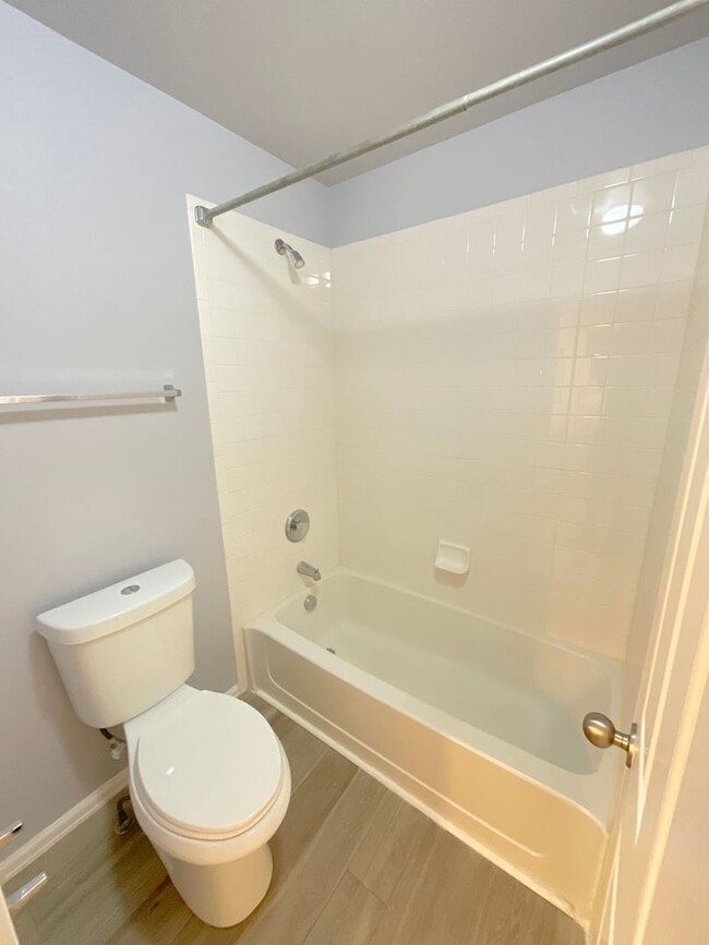 Building Photo - 6 Bedroom Home Available Near North Gate B...