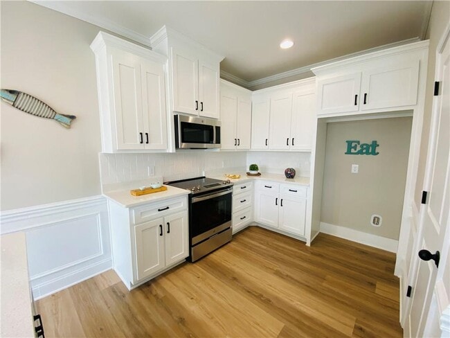 Building Photo - 6960 Diana Cir
