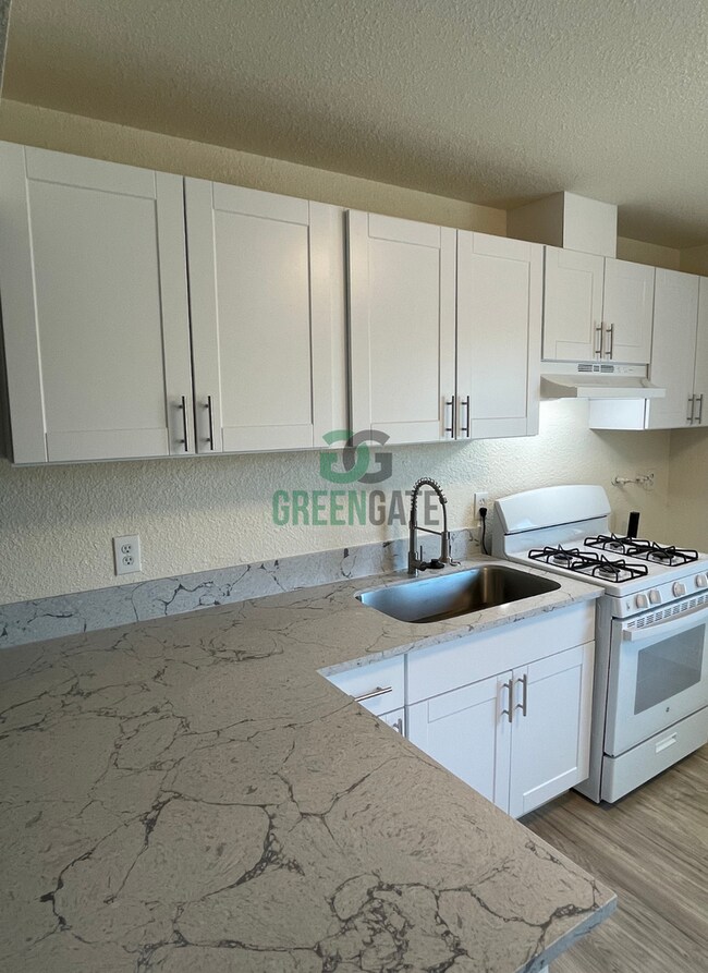 Building Photo - 325 W H St