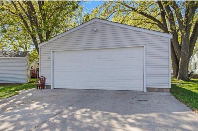 Building Photo - Gorgeous 4BR/2BA Home with Finished Lower ...