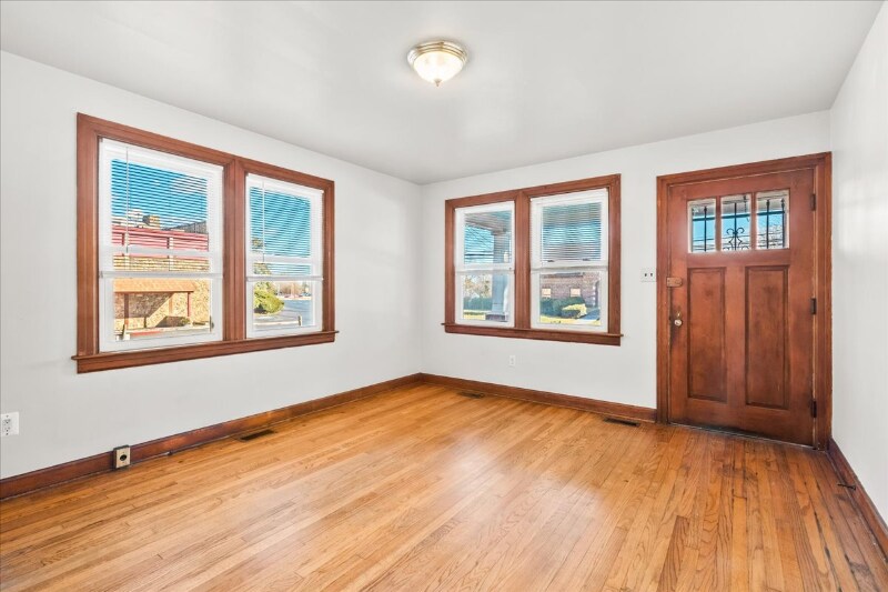 Building Photo - 3 Locust St