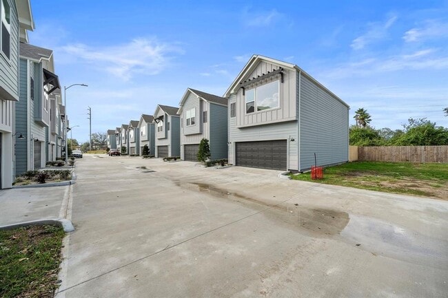 Building Photo - 8136 Esther Acres Ln