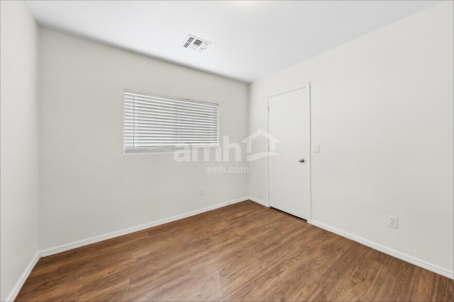 Building Photo - 11514 W Bloomfield Rd