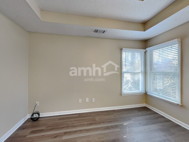 Building Photo - 285 Thornbush Ln