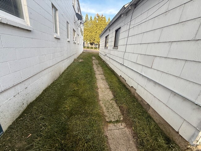 Building Photo - 1245/1247  S 5th Ave - 1247