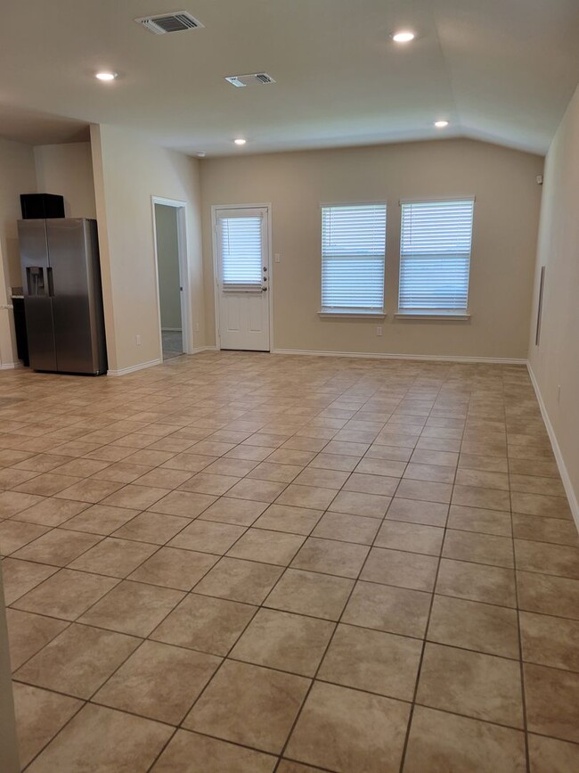 Building Photo - Large Open Floorplan with 3 Br in Killeen ...