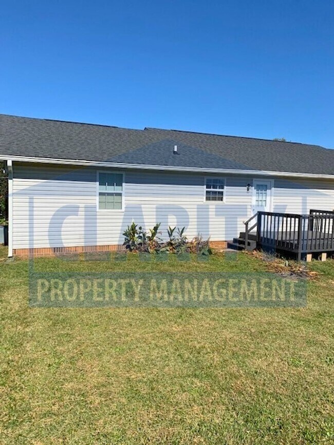 Building Photo - **766/768 Urbane Road NE