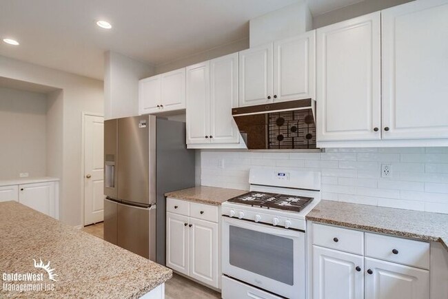 Building Photo - Stunning 3Bdm 2.5Ba Townhome in the Montec...