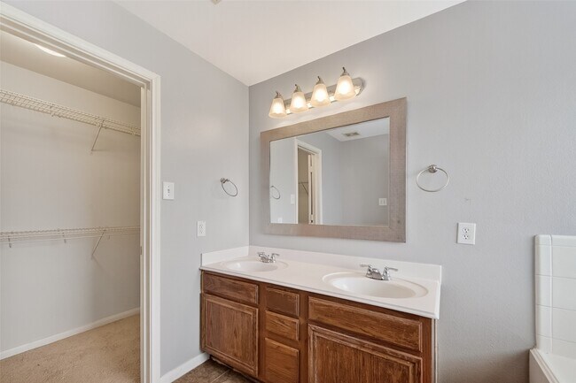 Building Photo - 31722 Royal Woods Ct