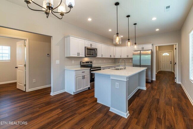 Building Photo - 619 Midlake Dr NE