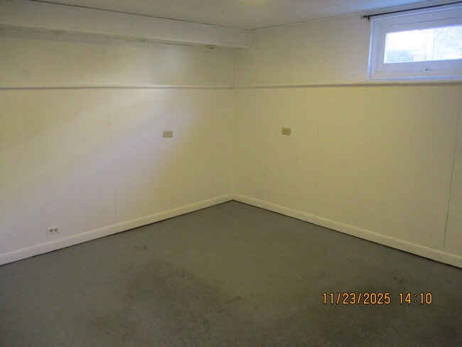 Building Photo - 9737 Warren Ave