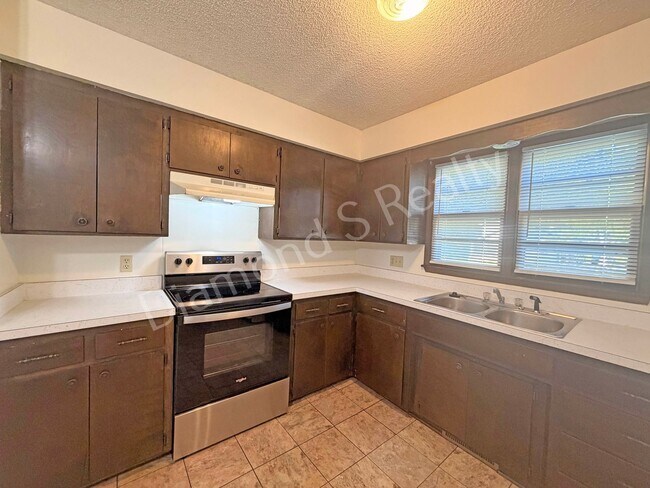 Building Photo - Charming 3 Bedroom Unit Available!