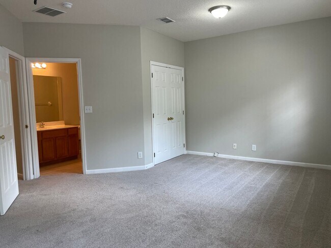 Building Photo - Beautiful Spacious Home in Deland