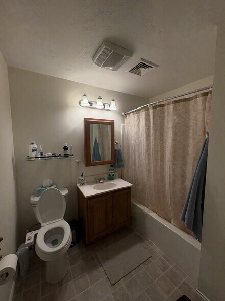 Building Photo - 26 Greenleaves Dr