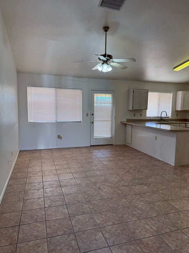 Building Photo - 3 Bed 2 Bath home in the highly desirable Northwest Tucson area. New paint and Carpet!