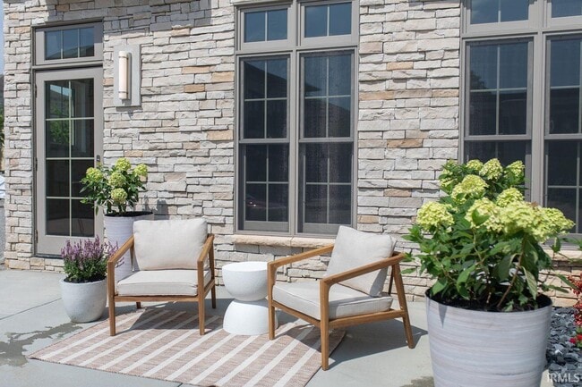 Building Photo - 1550 S Piazza Dr