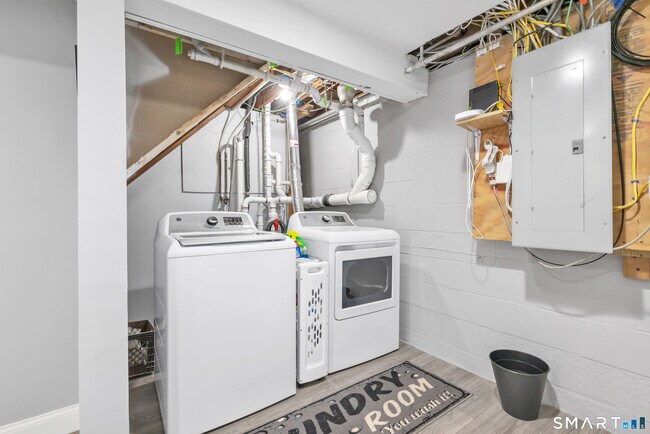 Building Photo - 150 Stiles St