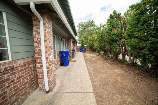 Building Photo - Townhome with Fresh Updates!!