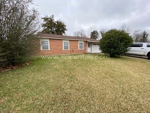 Building Photo - Swan Lake home available