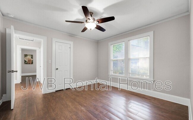 Building Photo - 472 W 66th St