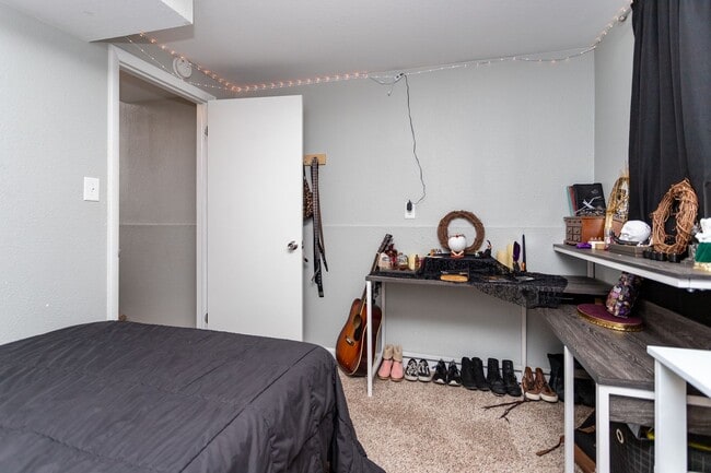 Building Photo - Peaceful Bi-Level Home in a Quiet Cul-de-Sac